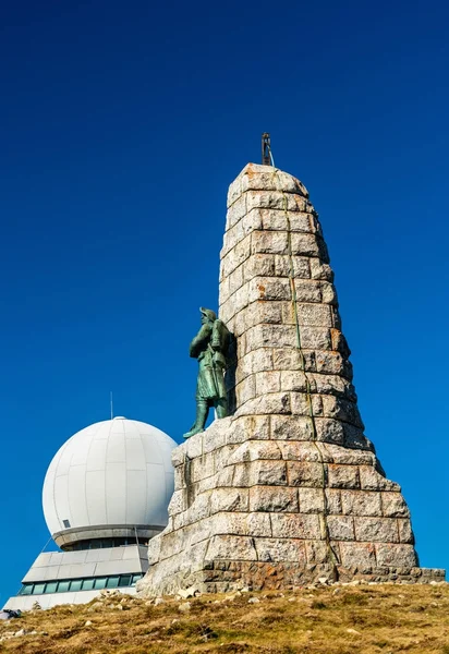 Denkmal für die diables bleus und eine Radarstation der Flugsicherung auf dem Gipfel des Grand Ballon im Elsass, Frankreich — Stockfoto