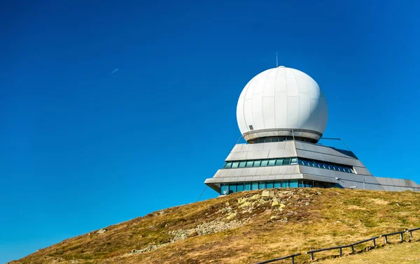 Estación de radar de control de tráfico aéreo en la cima de la montaña Grand Ballon en Alsacia, Francia — Foto de Stock