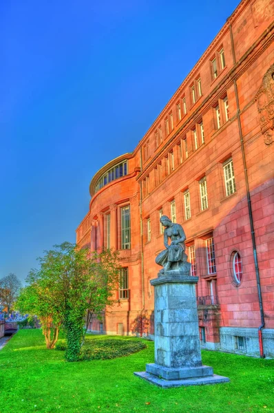 Statyn framför Freiburg universitet. Freiburg im Breisgau, Tyskland — Stockfoto