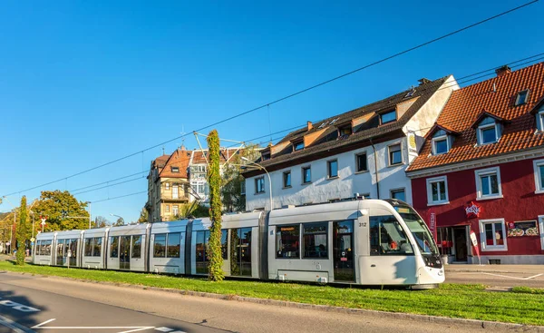 Modern villamos, a város központjában a Freiburg im Breisgau, Németország — Stock Fotó
