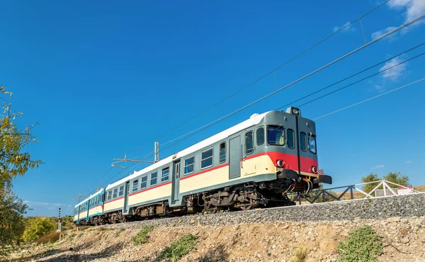 Lokale trein op de vallei van de tempels - Agrigento, zuiden van Sicilië — Stockfoto