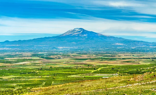 Panorama da Sicília com o Monte Etna ao fundo. Itália — Fotografia de Stock