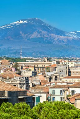 Catania Etna yanardağı ile tarihi merkezinin içinde belgili tanımlık geçmiş görünümünü. İtalya, Sicilya