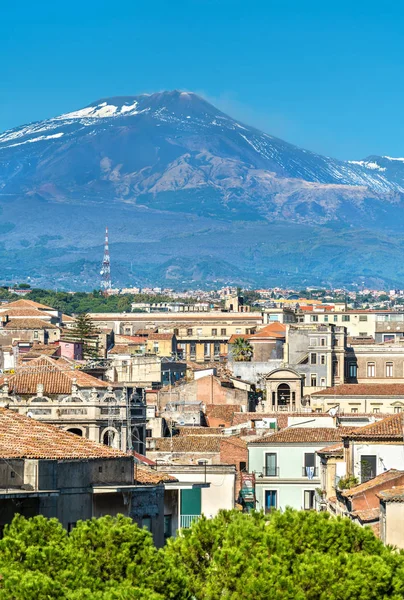 Veduta del centro storico di Catania con il vulcano Etna sullo sfondo. Italia, Sicilia — Foto Stock