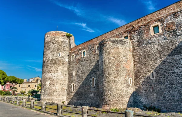 Кастро Урсино, средневековый замок в Катании, Сицилия, Южная Италия — стоковое фото