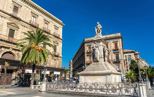 Monumento a Vincenzo Bellini na Praça Stesicoro em Catania, Itália — Fotografia de Stock