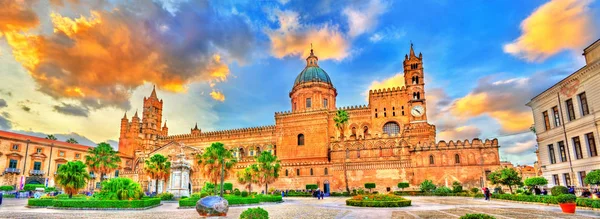 Кафедральный собор Палермо, внесенный в список Всемирного наследия ЮНЕСКО в Сицилии, Италия — стоковое фото
