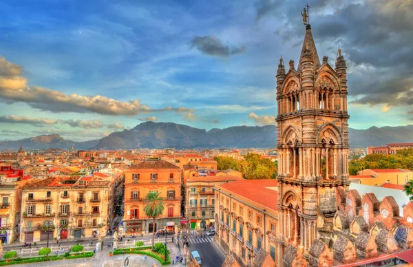 Turm der Kathedrale von Palermo bei Sonnenuntergang - Sizilien, Italien — Stockfoto