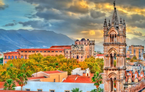 Torre de Palermo Catedral e Palazzo dei Normanni ao pôr-do-sol - Sicília, Itália — Fotografia de Stock