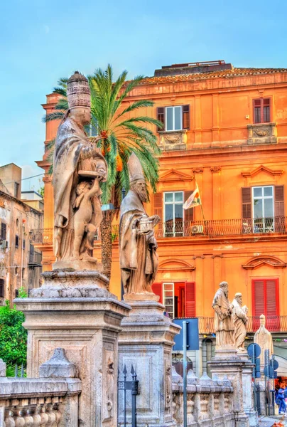 Estátuas de santos perto da Catedral de Palermo, Itália — Fotografia de Stock
