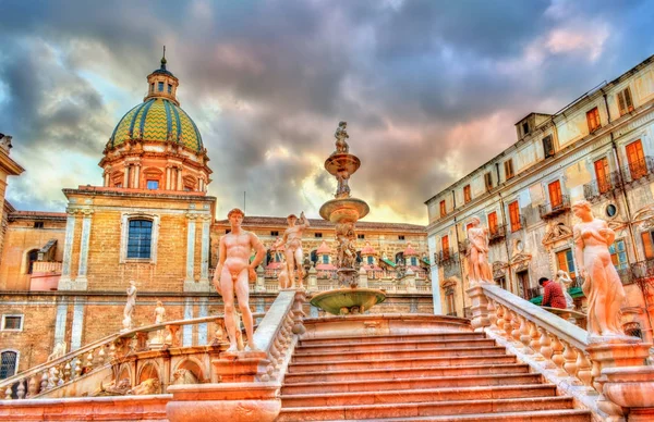 Pretorianerfontenen og San Giuseppe dei Teatini-kirken i Palermo, Italia – stockfoto