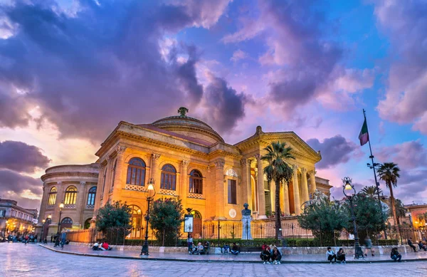 На Teatro Massimo Вітторіо Емануеле, найбільше в Італії оперного театру. Палермо, Сицилія — стокове фото