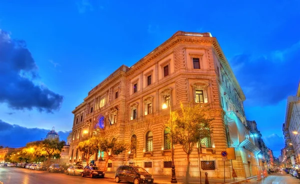 Edificio della Banca d'Italia nel centro storico di Palermo, Sicilia — Foto Stock