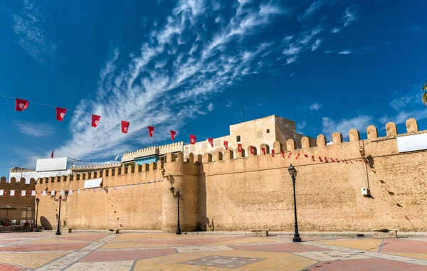 Mittelalterliche Mauern der Medina in Kairouan, Tunesien — Stockfoto