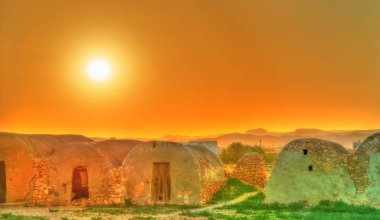Günbatımı Ksar Ouled Boubaker Tunus yukarıda