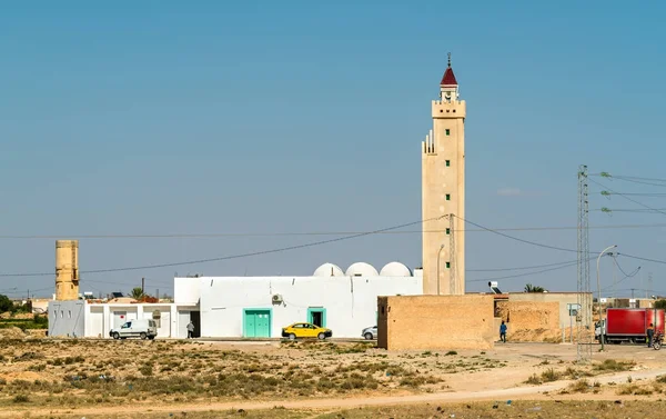 Mesquita típica na paisagem tunisiana em Skhira — Fotografia de Stock