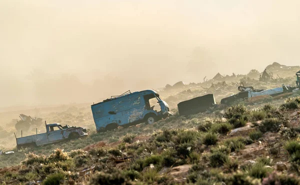 Distrutto auto arrugginite abbandonate nella campagna tunisina. Tataouine, Nord Africa — Foto Stock