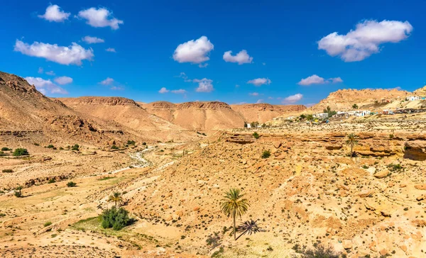 Trockene Landschaft bei Chenini in Südtunesien — Stockfoto