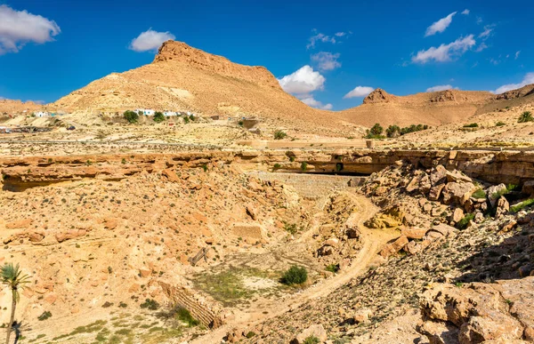 Trockene Landschaft bei Chenini in Südtunesien — Stockfoto