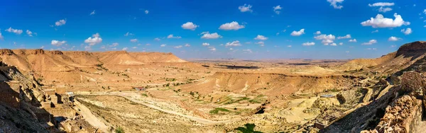 Засушливый ландшафт вблизи Ченини на юге Туниса — стоковое фото