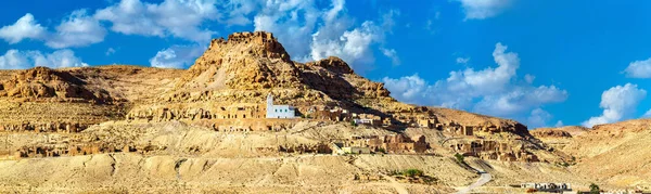 Vista de Doiret, un pueblo bereber situado en la cima de una colina en el sur de Túnez — Foto de Stock