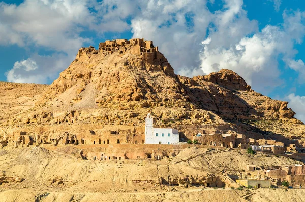 Vista de Doiret, uma aldeia berbere localizada no topo de uma colina no sul da Tunísia — Fotografia de Stock