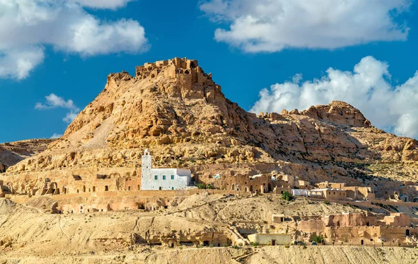 Vista de Doiret, uma aldeia berbere localizada no topo de uma colina no sul da Tunísia — Fotografia de Stock