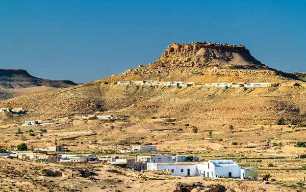 Blick auf ksar beni barka, ein auf einem Hügel gelegenes Berberdorf bei Tataouine, Südtunesien — Stockfoto