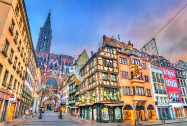 Strasbourg, Fransa Cathedral yakınındaki Noel süsleri