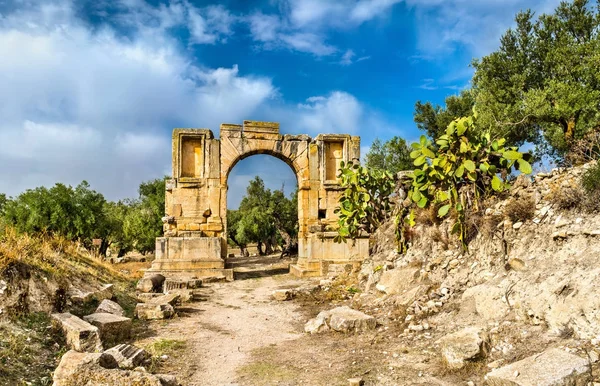 Arco del emperador Severo Alejandro en Dougga. Patrimonio de la UNESCO en Túnez — Foto de Stock