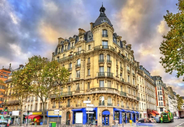 Типичные здания Парижа, Франция — стоковое фото