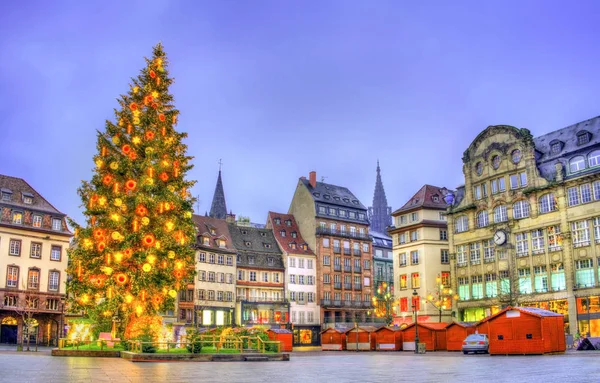 Weihnachtsbaum auf dem Place Kleber in Straßburg, Frankreich — Stockfoto