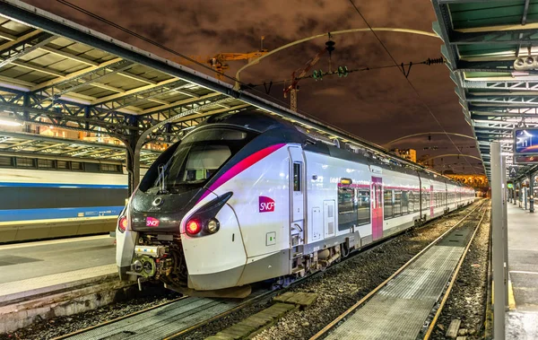 Coradia Liner meziměstských vlaků, ve stanici Paris-Est. Francie — Stock fotografie