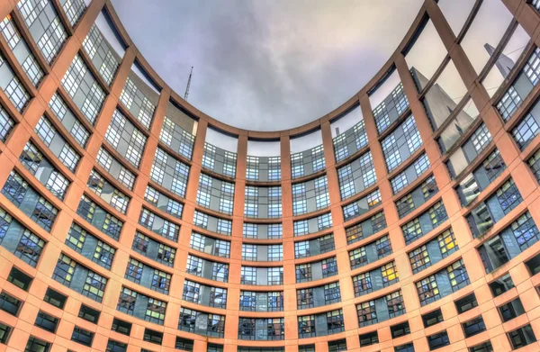 Patio interior del edificio del Parlamento Europeo en Estrasburgo, Francia — Foto de Stock