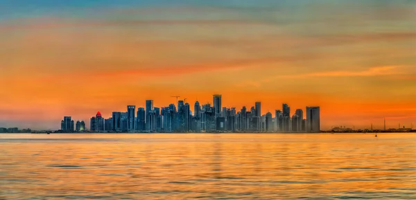 Skyline de Doha al atardecer. La capital de Qatar — Foto de Stock