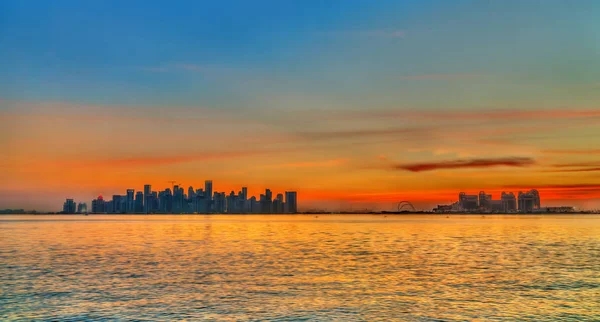 Skyline de Doha al atardecer. La capital de Qatar — Foto de Stock