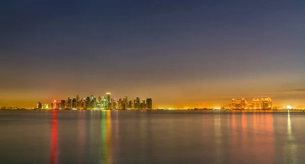 Skyline di Doha di notte. La capitale del Qatar — Foto Stock