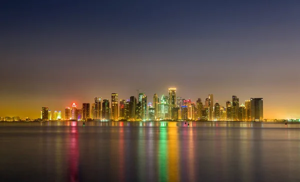 Skyline van Doha in de nacht. De hoofdstad van Qatar — Stockfoto