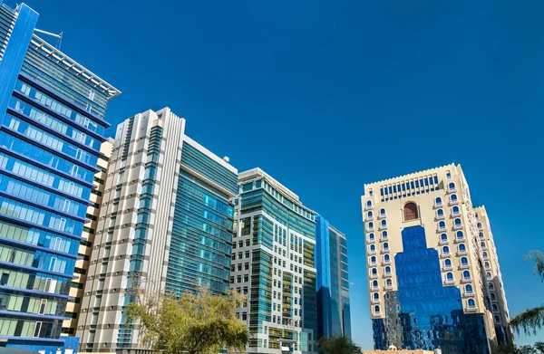 Typisk modern byggnad i Doha, Qatar — Stockfoto