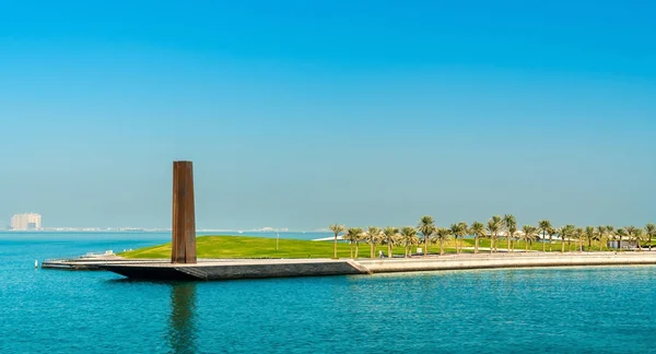 Stahl-Obelisk im mia park im Museum für islamische Kunst in doha, Katar — Stockfoto