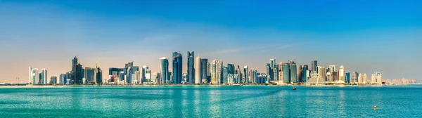 Skyline di Doha, la capitale del Qatar . — Foto Stock
