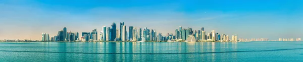 Skyline de Doha, la capital de Qatar . — Foto de Stock