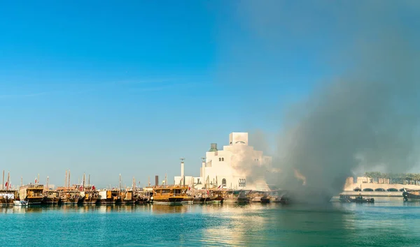 Traditionelle arabische Dhow in Flammen in doha, Katar — Stockfoto