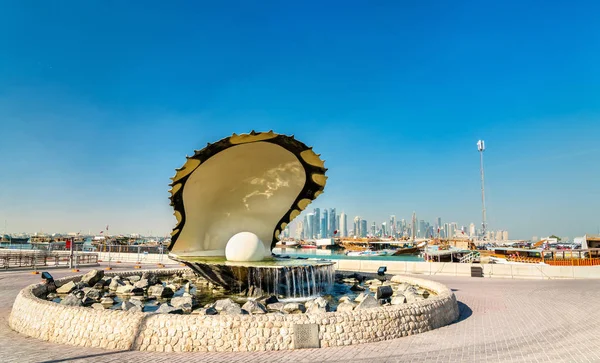 Oyster and Pearl Fountain on Corniche Seaside Promenade in Doha, Qatar — Stock Photo, Image