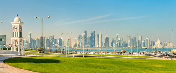 Skyline de Doha, la capital de Qatar . — Foto de Stock