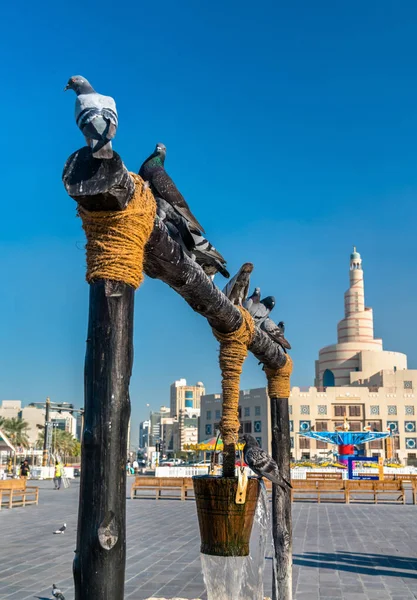 Régi jól galambok előtt a Souq Waqif, Doha, Katar-ban — Stock Fotó