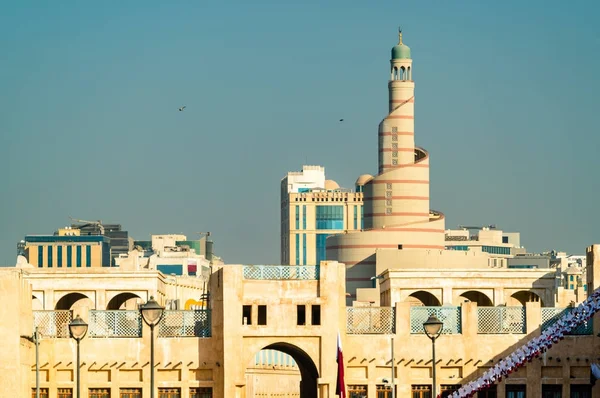 Skyline of Souq Waqif con el Centro Cultural Islámico en Doha, Qatar — Foto de Stock