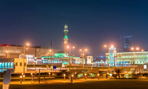 Τζαμί Al Shouyoukh και τον Πύργο του ρολογιού στη Ντόχα, πρωτεύουσα του Κατάρ. — Φωτογραφία Αρχείου