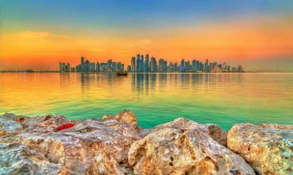 Skyline de Doha al atardecer. La capital de Qatar — Foto de Stock