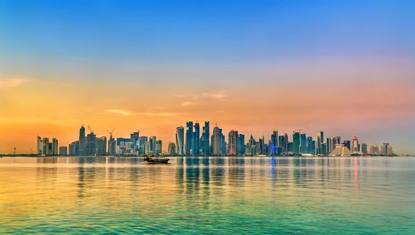 Skyline de Doha al atardecer. La capital de Qatar — Foto de Stock